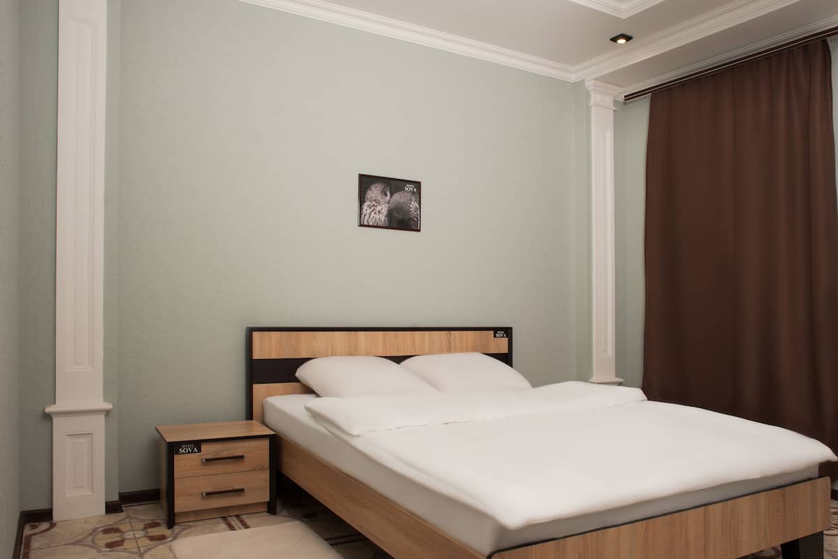 Doppia Comfort | Biancheria da letto di alta qualità, una scrivania, tende oscuranti