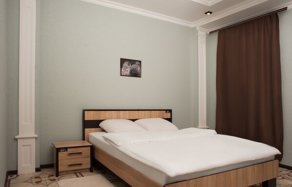 Habitación Confort doble | Ropa de cama de alta calidad, escritorio, cortinas opacas