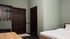 Habitación Confort doble | Ropa de cama de alta calidad, escritorio, cortinas opacas