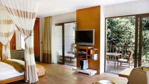 Escritorio, wifi gratis y ropa de cama 