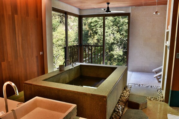 Luxury Double Room | Bathroom | Shower, free toiletries, hair dryer, slippers - Honeymoon Hotel (Ren'ai)