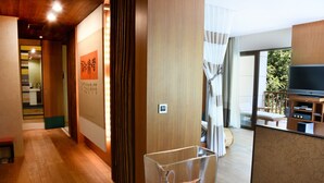 Escritorio, wifi gratis y ropa de cama 