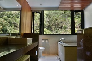 Suite estudio de luna de miel, 1 cama de matrimonio grande | Baño | Ducha, artículos de higiene personal gratuitos y secador de pelo