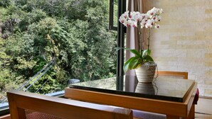 Escritorio, wifi gratis y ropa de cama 