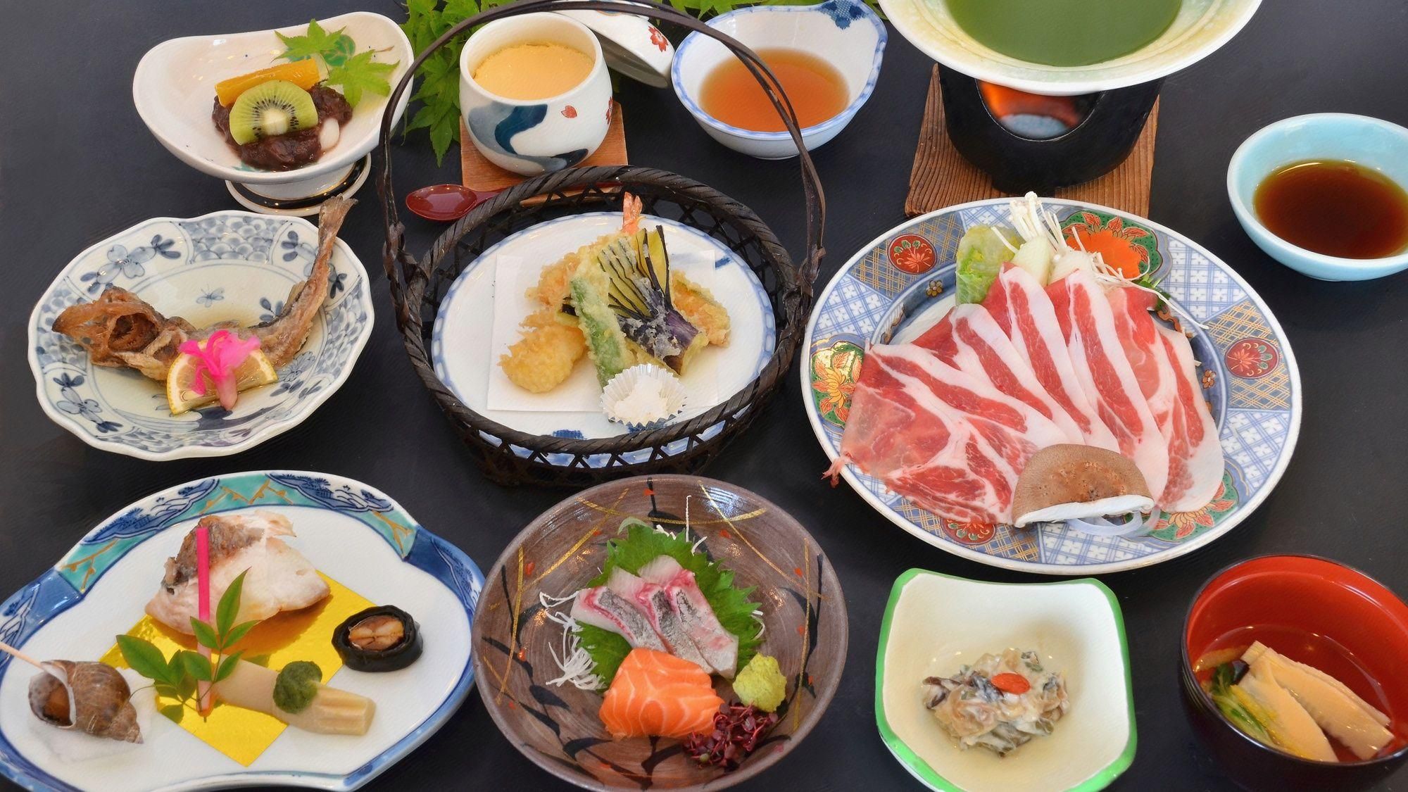 Diversos pratos da culinária japonesa dispostos sobre uma mesa.