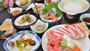 Una variedad de platos y utensilios japoneses sobre una mesa.