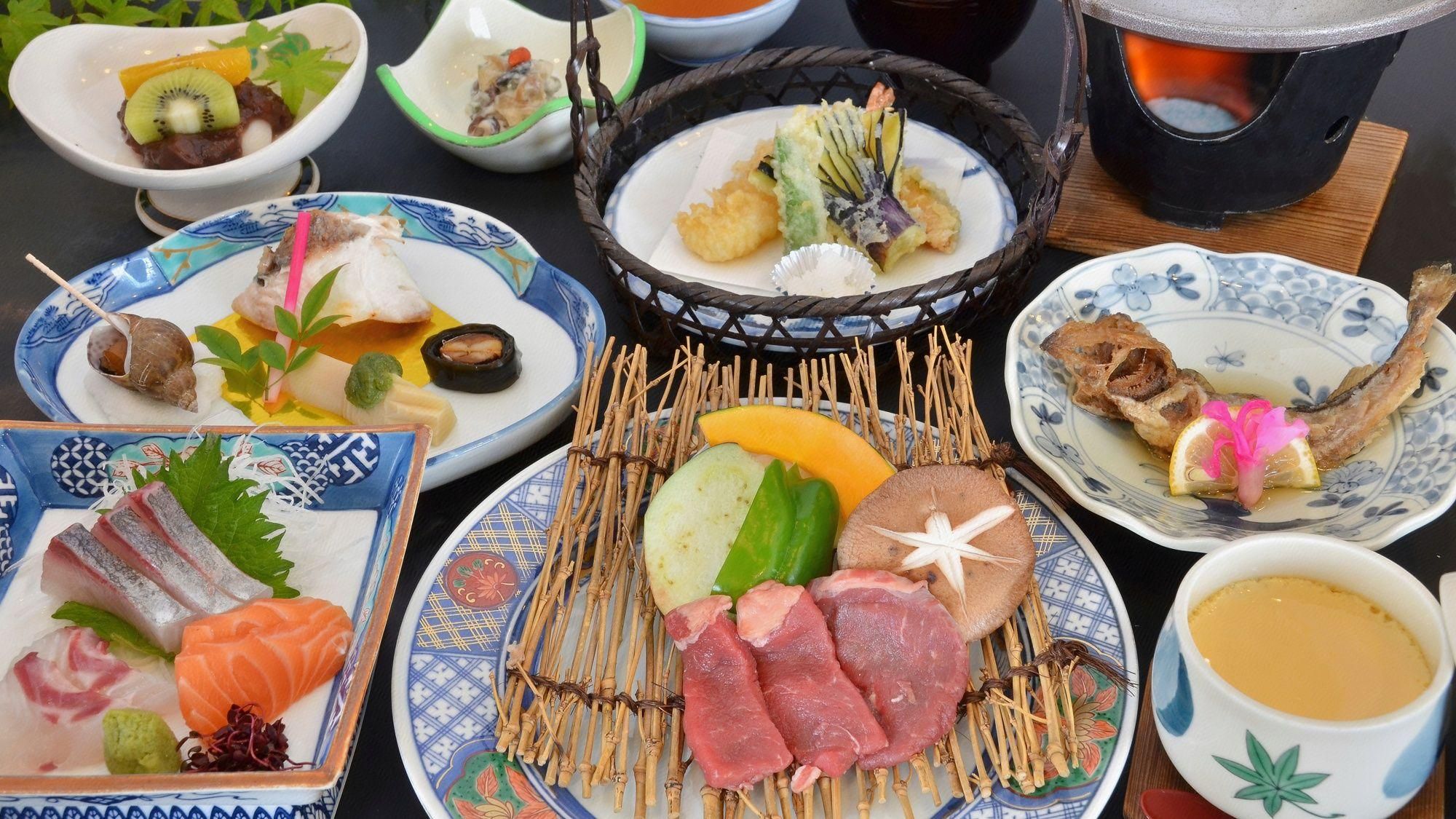 Pöydällä on useita erilaisia japanilaisia ruokia, kuten sushia, sashimia ja tempuraa.