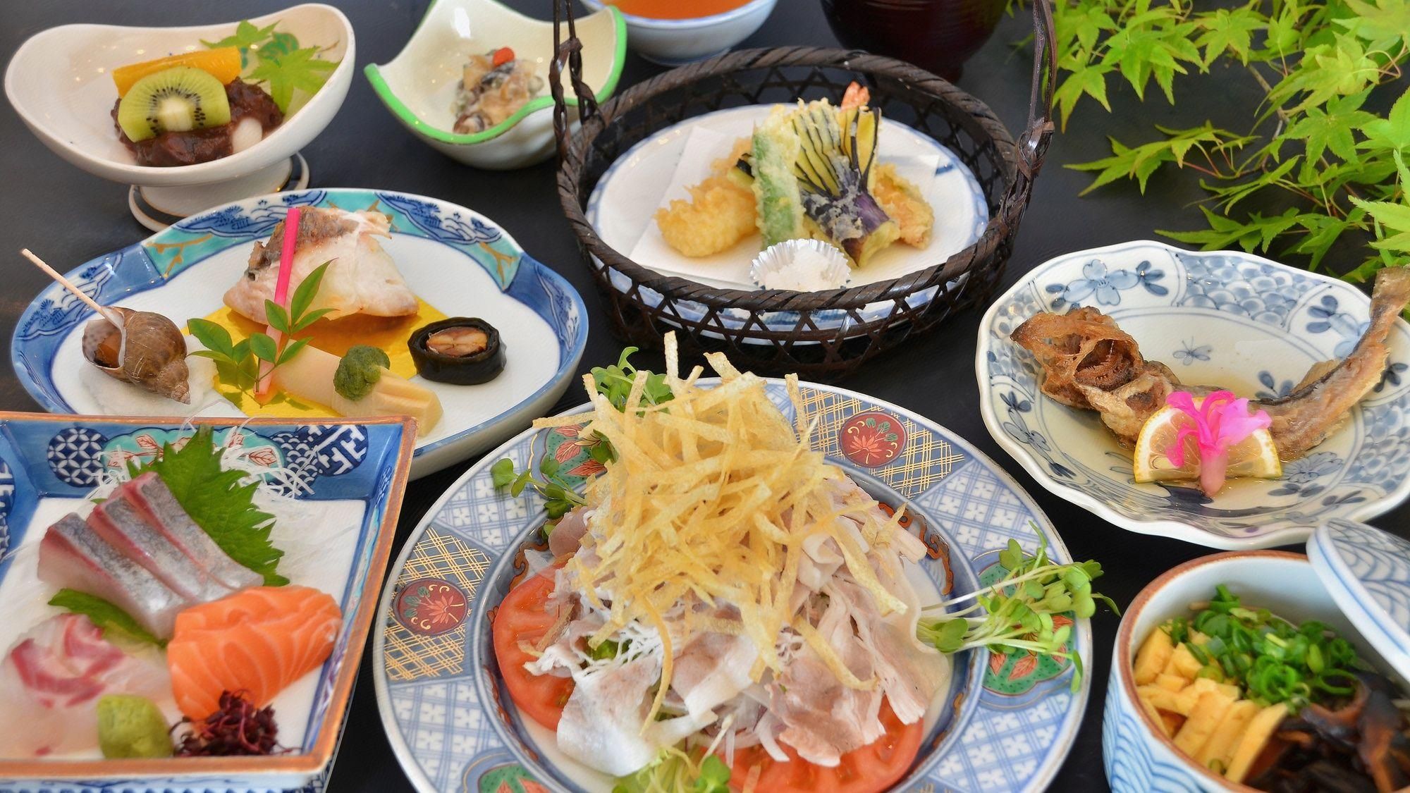 Pöydällä on useita erilaisia japanilaisia ruokia, kuten sushia, sashimia ja tempuraa.