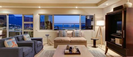 Appartement Deluxe, 3 chambres | Aire de séjour | Téléviseur