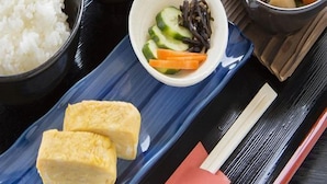 Comida tradicional japonesa con arroz, tofu, verduras y sopa.