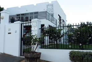 Front of property - Paarl Mountain Lodge (Paarl)