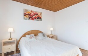 2 bedrooms, travel cot, free WiFi, bed sheets