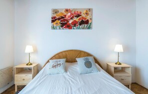 2 bedrooms, travel crib, free WiFi, bed sheets