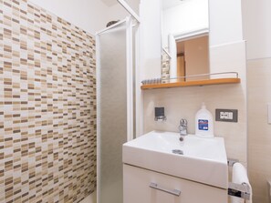 Apartment, 1 Bedroom | Bathroom | Shower, rainfall showerhead, hair dryer, bidet - Residenza Borghese 71 (Rome)