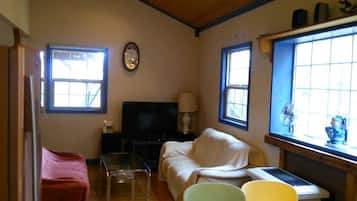 House C For 6 guests | Living room