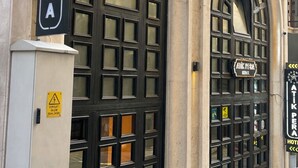 Une façade d’immeuble ornée de grandes fenêtres en arc de cercle et d’une enseigne indiquant « ATIK PERA ».