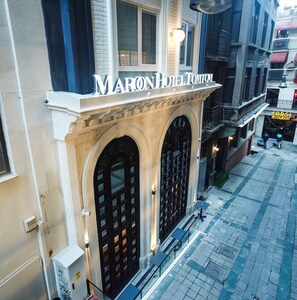 Exterior detail - Maroon Tomtom (Istanbul)