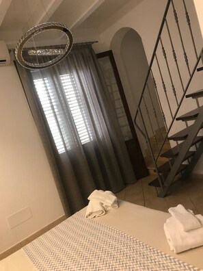 มินิบาร์, ตู้นิรภัยในห้องพัก, โต๊ะทำงาน, Wi-Fi ฟรี