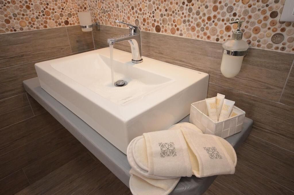 shower, deep-soaking bathtub, rainfall showerhead, hair dryer