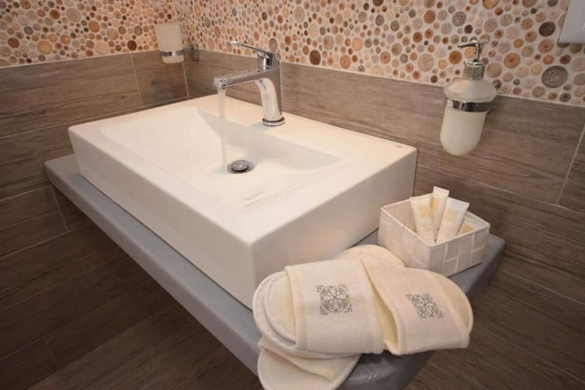 shower, deep-soaking bathtub, rainfall showerhead, hair dryer