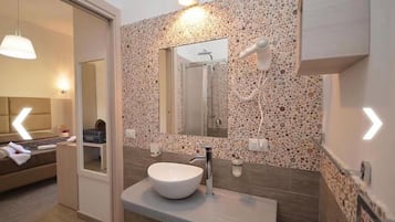 Ducha, bañera profunda, cabezal de ducha tipo lluvia y secador de pelo