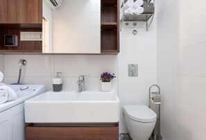 Studio (Superior Studio Apartment with Balcon) | Bathroom | Shower, hair dryer, towels - Apartments Arla Exclusive (Dubrovnik)