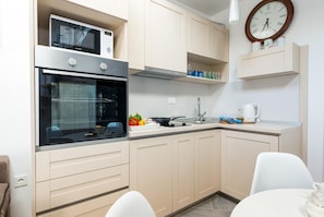 Estúdio (Superior Studio Apartment with Balcon) | Cozinha privada | Geladeira, micro-ondas, fogão, cooktop
