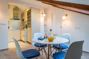 Apartment (Premium One Bedroom Apartment with Ba) | Dining room