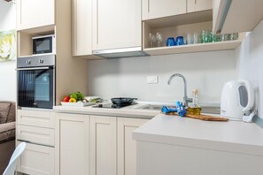 Estúdio (Superior Studio Apartment with Balcon) | Cozinha privada | Geladeira, micro-ondas, fogão, cooktop