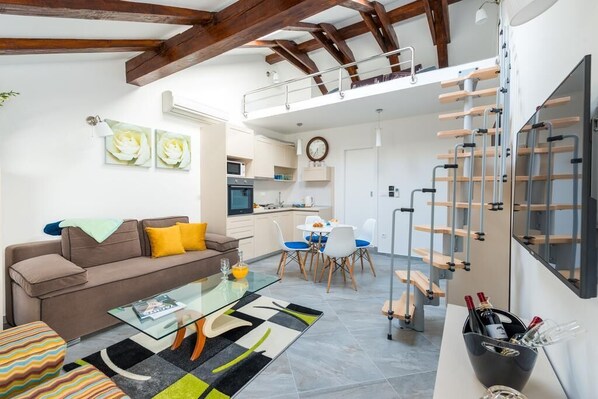Estúdio (Superior Studio Apartment with Balcon) | Sala de estar | TV de tela plana