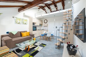 Studio (Superior Studio Apartment with Balcon) | Living room | Flat-screen TV