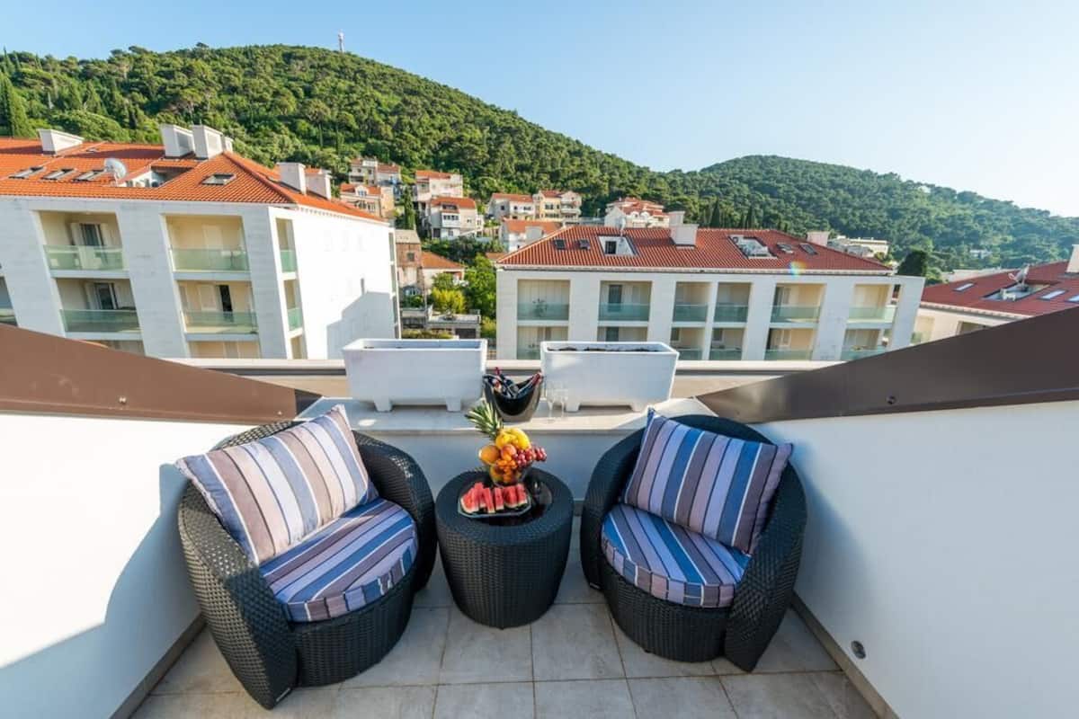 Apartment (Premium One Bedroom Apartment with Ba) | Balcony