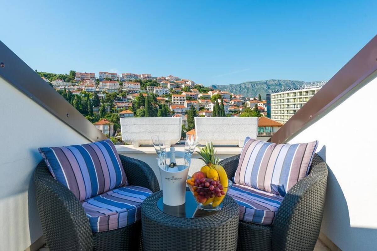 Apartment (Deluxe One Bedroom Apartment with Bal) | Balcony