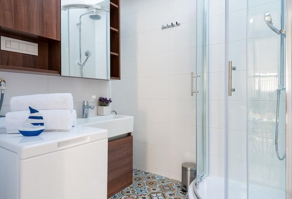Studio (Superior Studio Apartment with Balcon) | Bathroom | Shower, hair dryer, towels