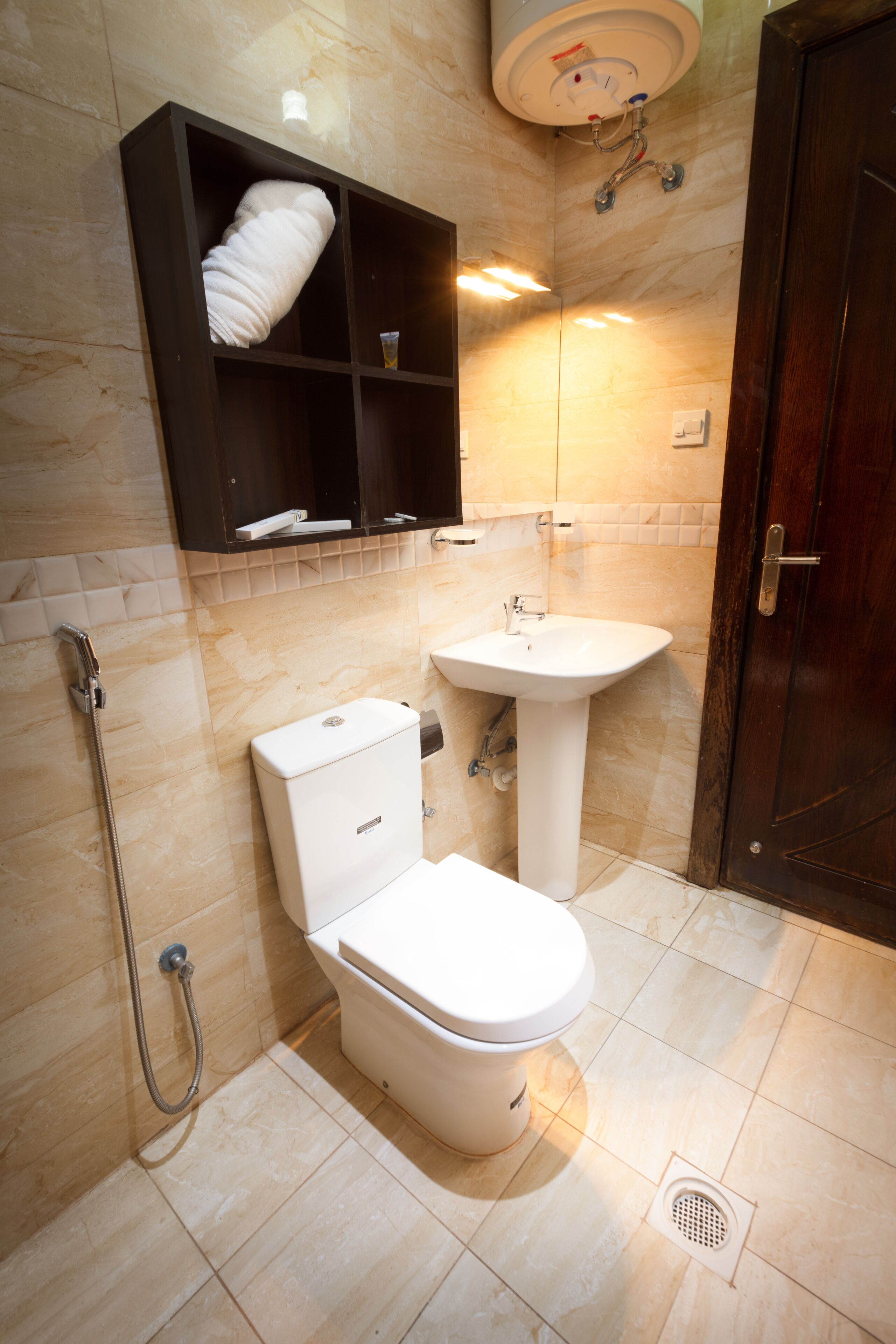 Une salle de bain équipée de toilettes, d’un lavabo et d’une douche.
