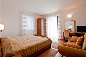 Appartamento, 1 camera da letto | 1 camera, una scrivania, ferro/asse da stiro