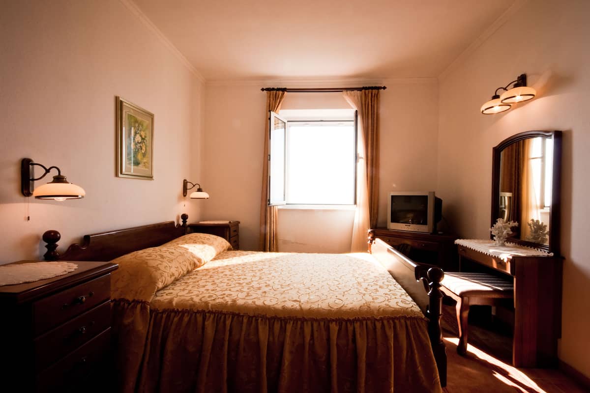 Apartment, 1 Bedroom | 1 bedroom, desk, iron/ironing board, free cribs/infant beds