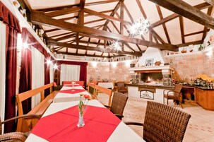 Se sirven desayunos, almuerzos y cenas; cocina local e internacional