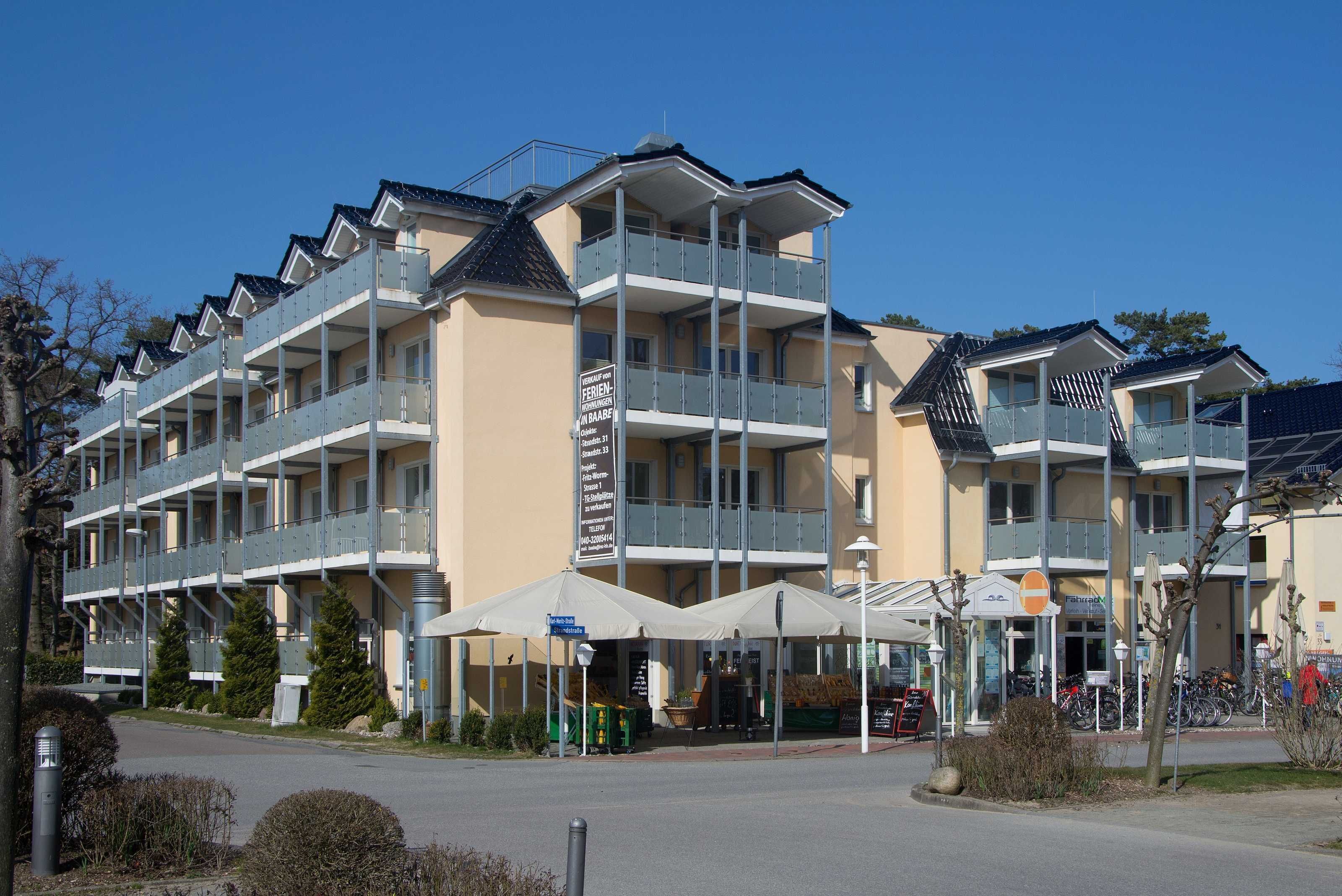 Ein mehrstöckiges Hotel mit Balkonen, Außenbereich und einer Beschilderung, die die Annehmlichkeiten anzeigt.