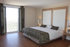 Premium bedding, minibar, desk, soundproofing - HVM Medinasalim (Medinaceli)