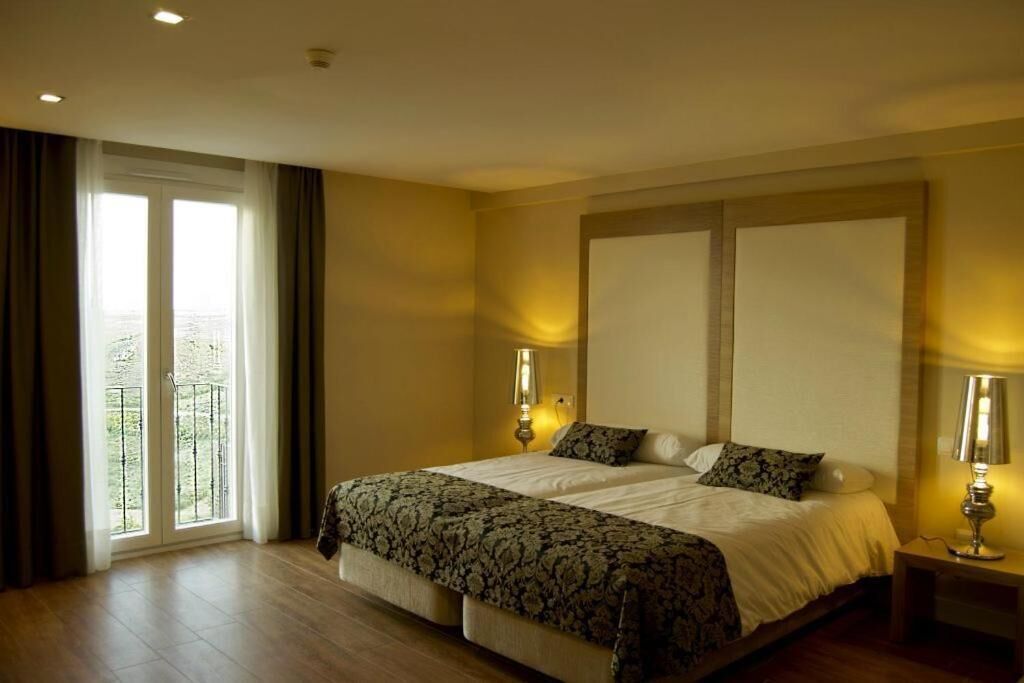 premium bedding, minibar, desk, soundproofing