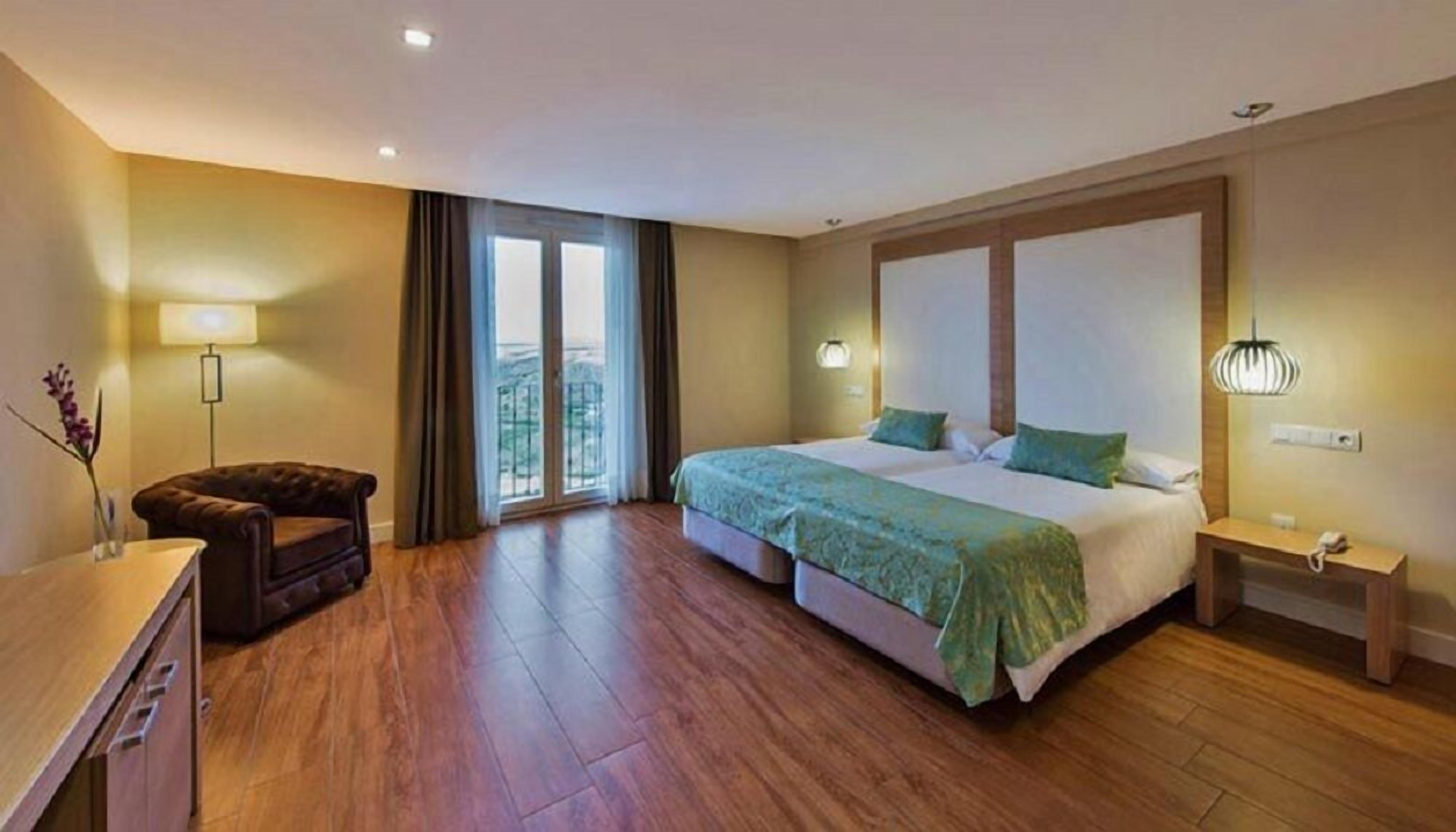 deluxe twin room | premium bedding, minibar, desk, soundproofing