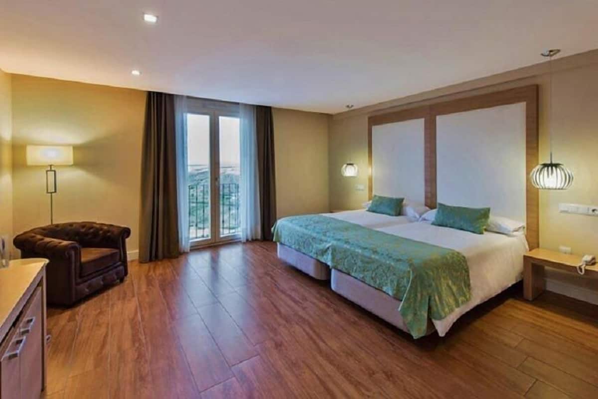 deluxe twin room | premium bedding, minibar, desk, soundproofing