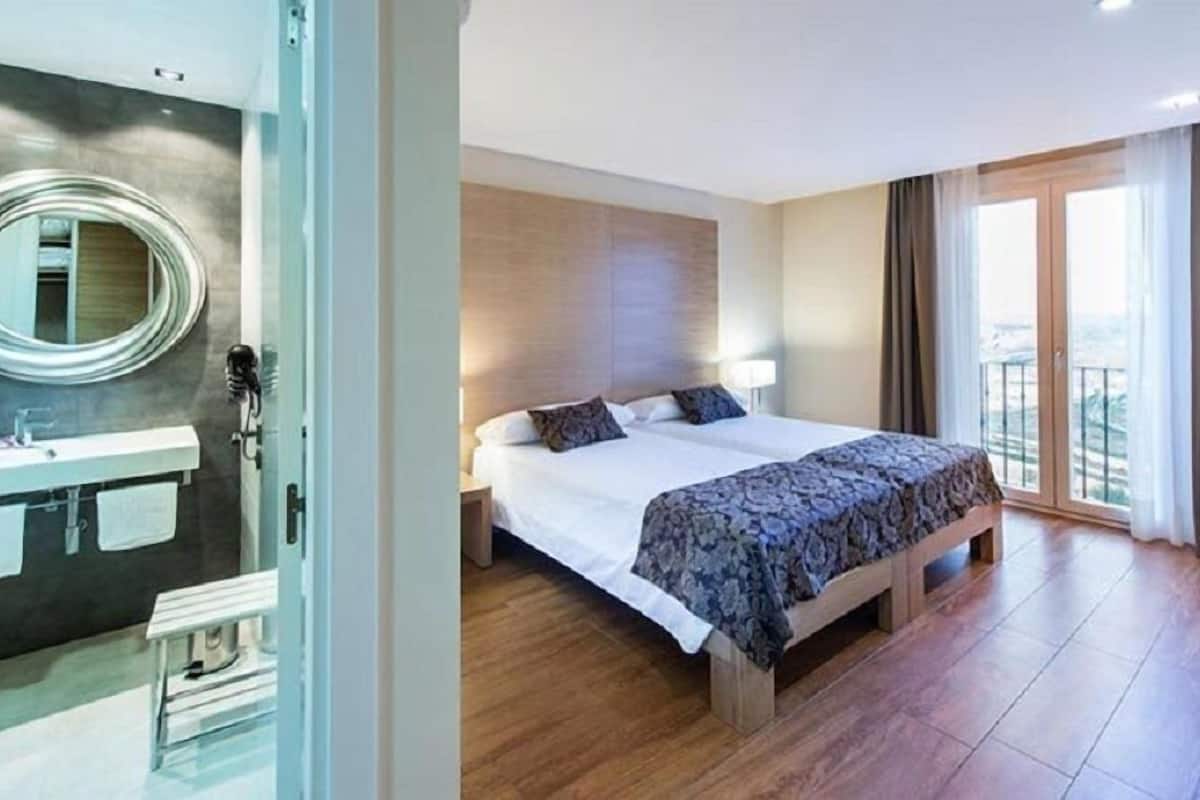 shower, free toiletries, hair dryer, bathrobes