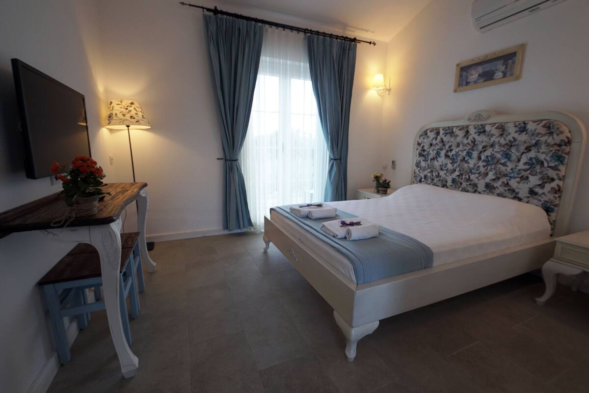 In-room safe, desk, free WiFi, bed sheets