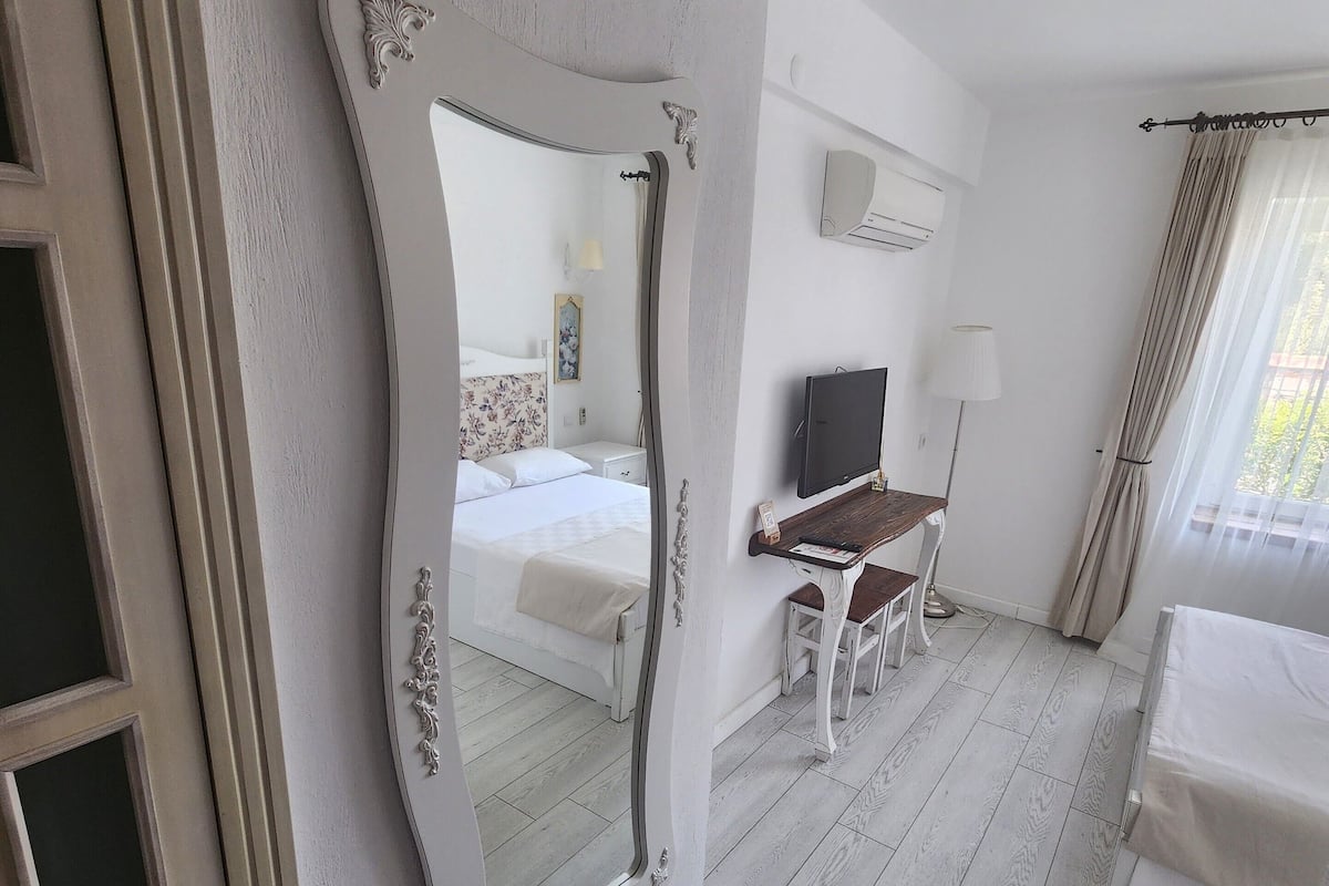 Deluxe Room | In-room safe, desk, free WiFi, bed sheets