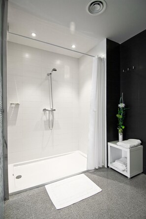 Shower, free toiletries, hair dryer, towels - Hostal La Creu (Mora d'Ebre)