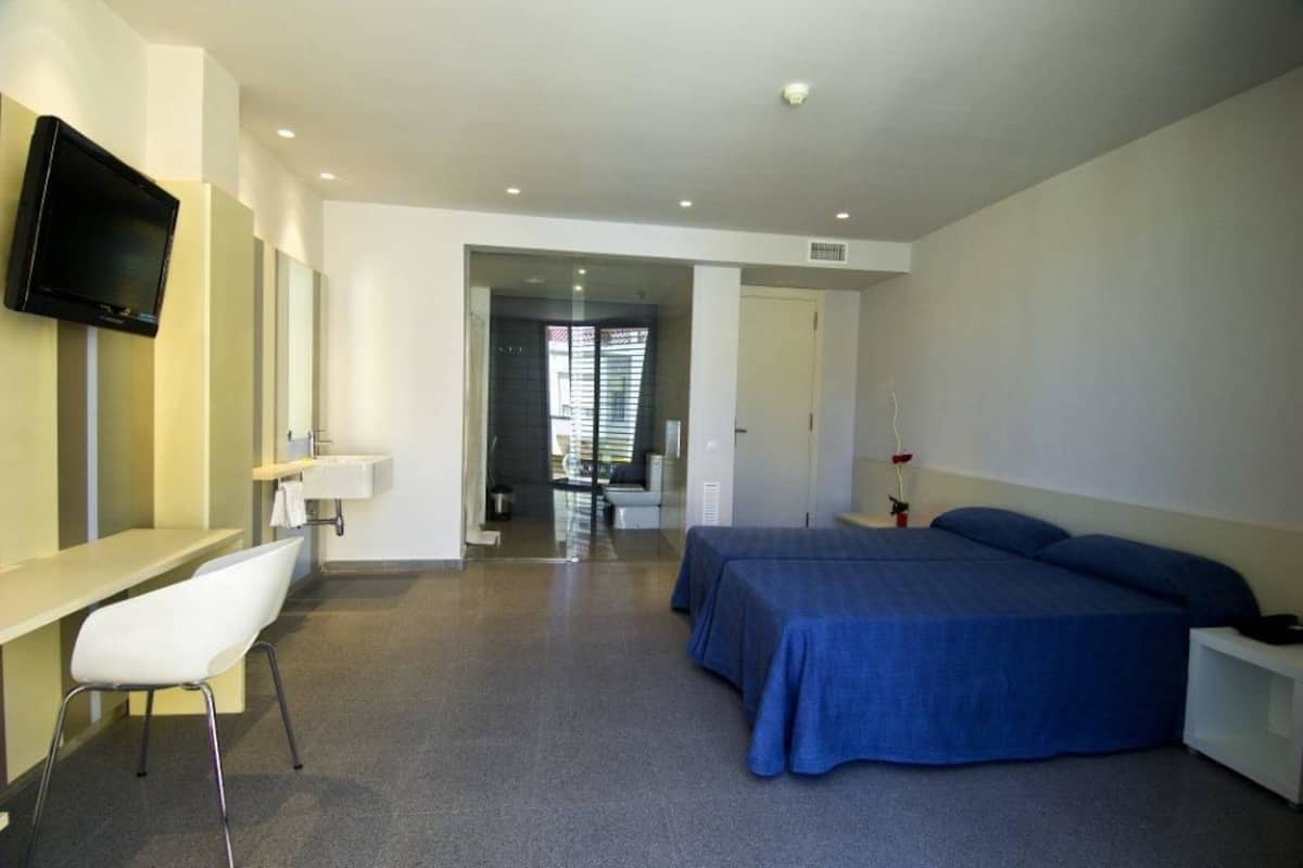 Desk, free WiFi, wheelchair access