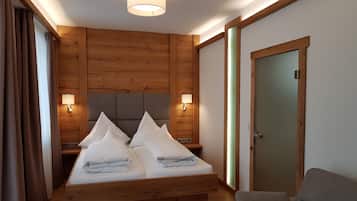 Superior-Doppelzimmer, Balkon | Zimmersafe, Schreibtisch, VerdunkelungsvorhÀnge, kostenloses WLAN