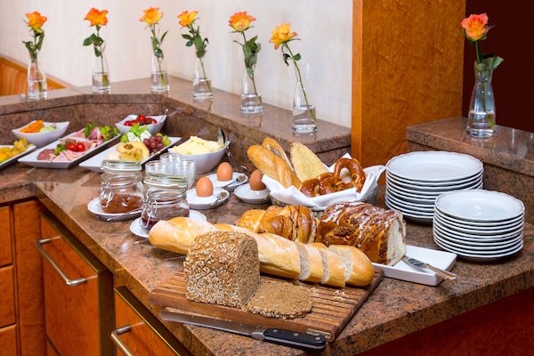 Morgenmadsbuffet hver dag (10 EUR pr. person)